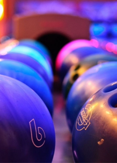 photo de boules de bowling dans une ambiance néon