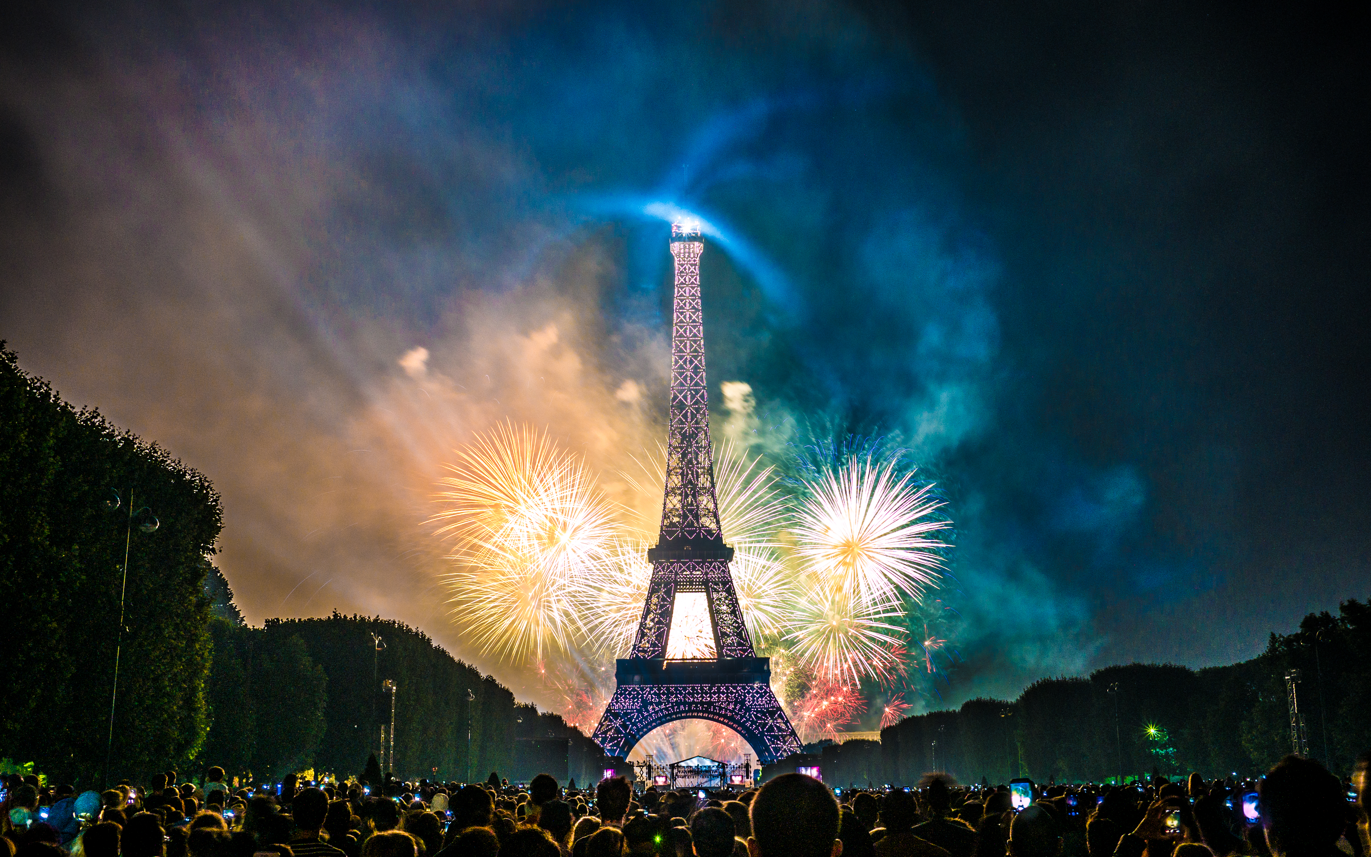 Tour Eiffel avec des feux d'artifices en arrière-plan